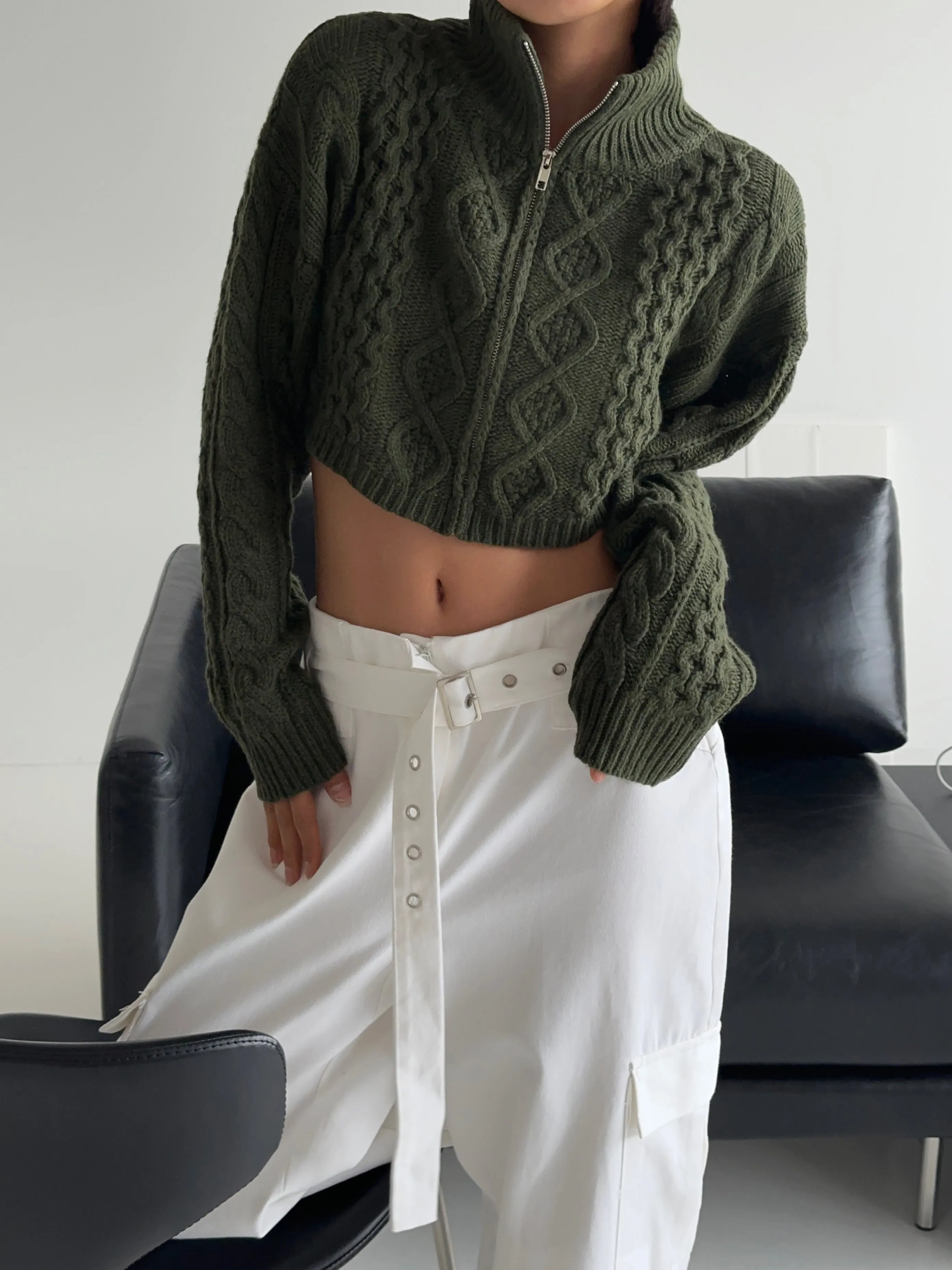 KAMIE Cable-knit cropped zipup